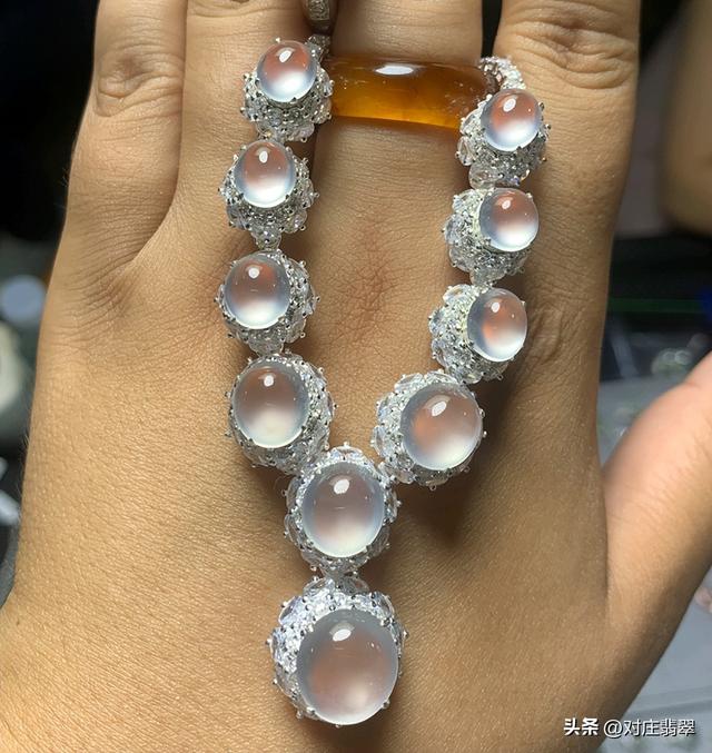 什么叫玻璃种翡翠，翡翠中的玻璃种是什么样的（无色玻璃种翡翠的璀璨之美）