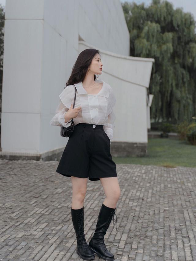 黑色短裤配什么上衣好看图片，黑色短裤配什么上衣（清爽舒适又显腿长）