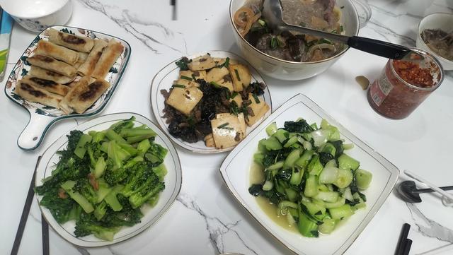 牛肉炒木耳怎么做，牛肉和木耳怎么炒好吃（今日晚餐自创新菜）