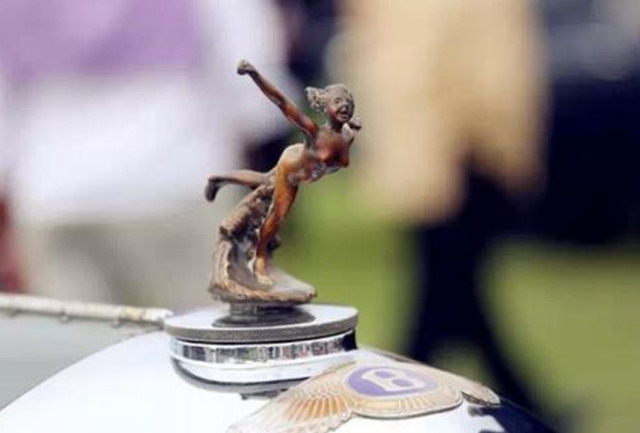 一对翅膀的车标，v型飞翼车标是什么汽车（最漂亮的4个立式车标）