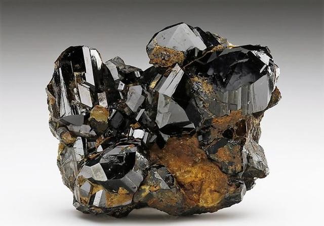 世界上最稀有7种宝石，世界上最珍贵的十种宝石（比钻石还稀有的宝石）