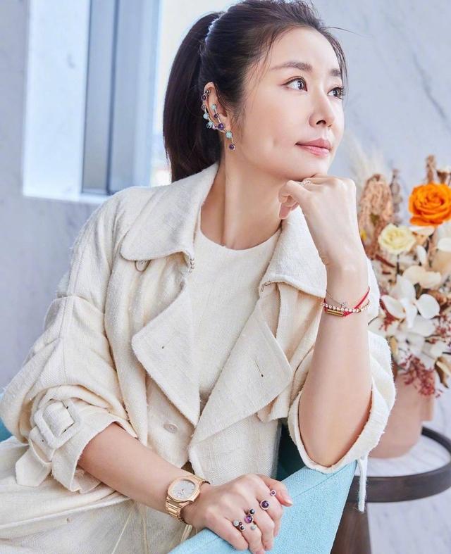 米色风衣怎么搭配，米色风衣怎么搭配首饰（米色风衣配裙子优雅减龄）