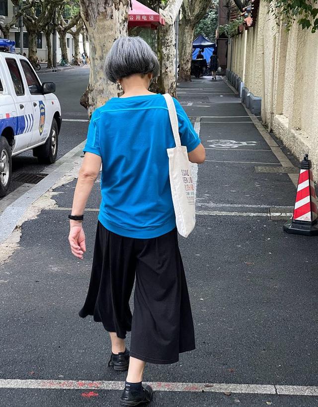 裙裤怎么搭配上衣，花裙裤怎么搭配上衣（这3种裤子时尚又百搭）