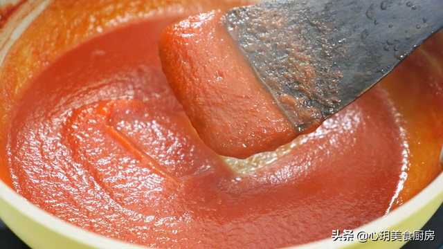 如何在家做番茄酱，怎样在家做番茄酱（再搅一搅就能变成番茄酱沙司）