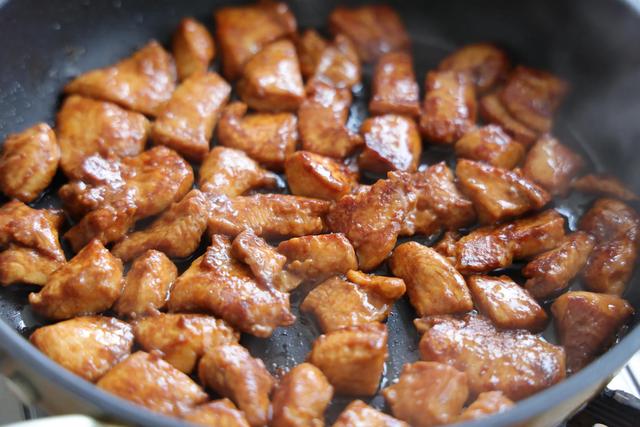 彩椒炒鸡胸的做法，辣椒炒鸡胸肉家常做法（过年要试试这道家常菜）