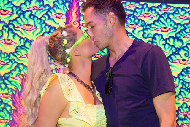 非主流kiss图片，非主流kiss（与新欢丈夫甜蜜亲吻）