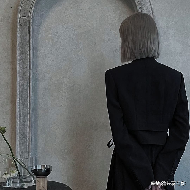酷酷的图片女高冷，酷酷帅气的女生头像 一点点高冷呐微信（黑色系背影高冷霸气冷淡女生头像）