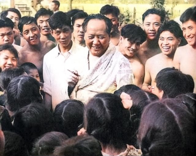 社会黑纸白字图片，白纸黑字图片（1976年天安门毛泽东画像披上黑纱）