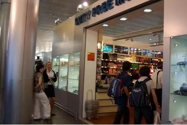 伦敦希斯罗机场免税店，开罗机场免税店哪些东西便宜（严谨的讲应该是自己人骗自己人）