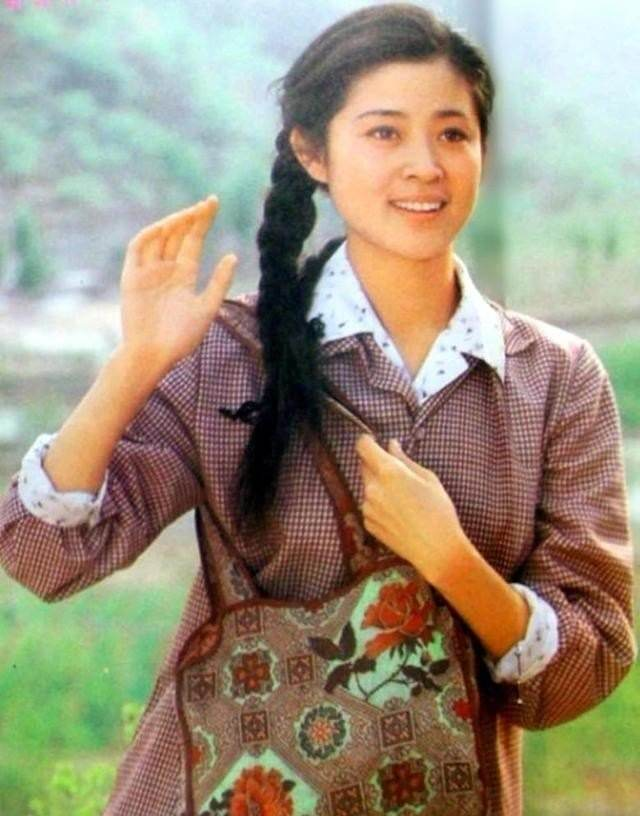 陈雨昂是陈红亲生的吗，陈红儿子陈雨昂（他为何转身就娶小16岁的陈红）