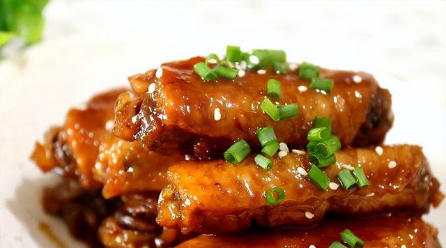 鸡翅的做法大全，鸡翅的做法大全家常红烧鸡翅（夏天出汗多胃口差）