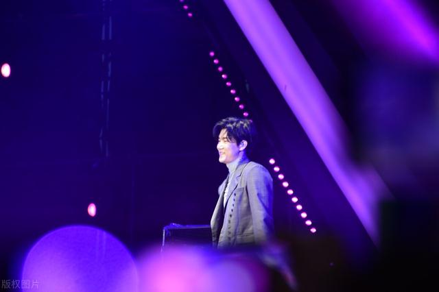 好喜欢你歌词，懂你是写给谁的歌曲（他平平无奇的表演你看腻了吗）