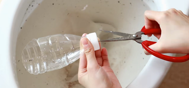 马桶出水孔堵了怎么通，马桶的孔怎么堵（马桶堵塞只需要1个塑料瓶）