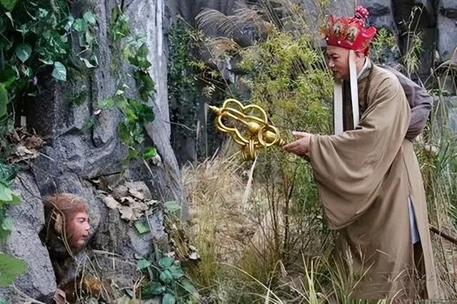 大闹天宫的主要内容，大闹天宫主要内容概括（你看降生他的那块石头上刻了啥）