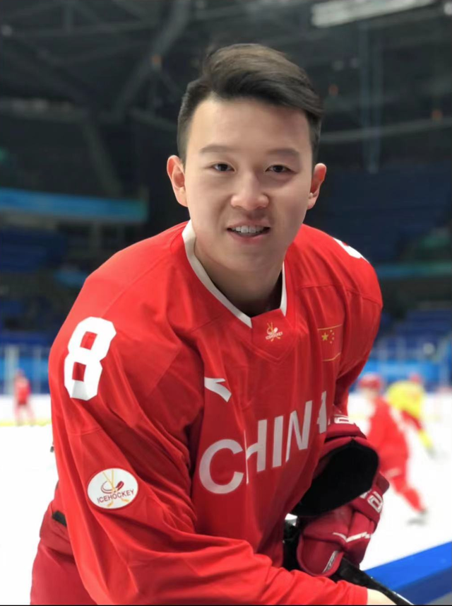 英达小儿子多少岁，英达次子被批啃老一无是处