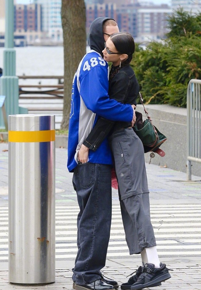 美女露%100的奶头无挡动态图，25岁超模贝拉约会衣着超大胆