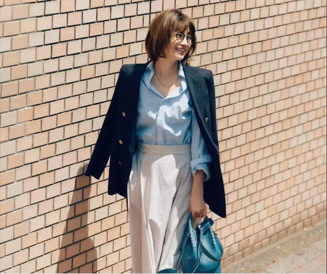 白色衣服染黑色了怎么洗才能变白（极简“黑+白”的配色妙用）