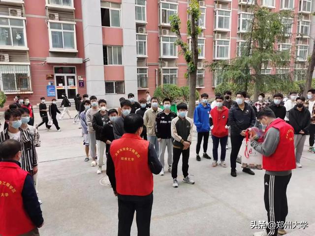 郑大故事：静态校园里的那一抹红——记奋战在抗疫一线的志愿者