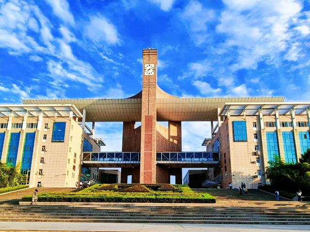 什么人适合学法学，什么人适合学法学理科生学法学的利弊（搜索热度最高的法学专业）