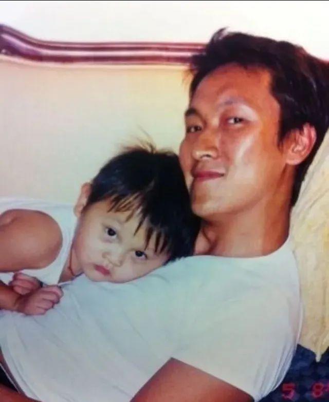 54岁tvb小生近况，54岁TVB肌肉男神晒父子合照