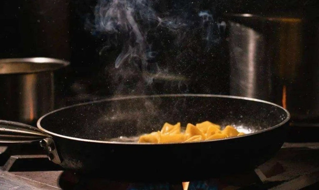 不粘锅涂层烧黑焦了还能用吗，不粘锅烧糊了还能用吗（“不粘锅”有毒且致癌）