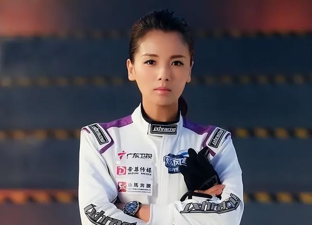 中国赛车手一个月工资多少，中汽联赛车驾照报名（娱乐圈五位赛车手）