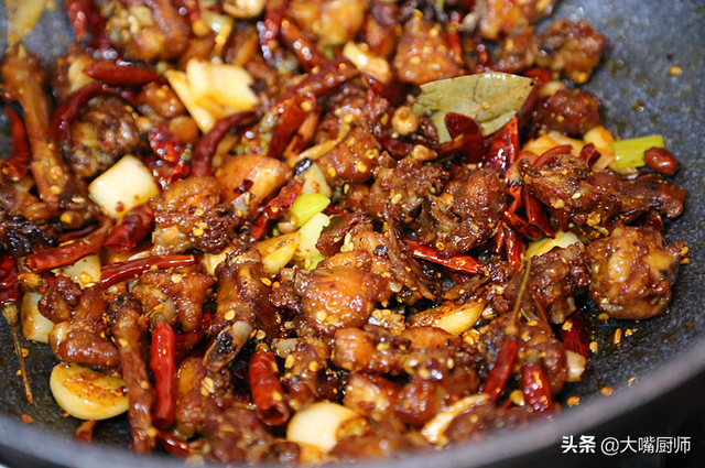 辣子鸡怎么炒才嫩，辣子鸡怎么炒才嫩不柴（大厨教你一招）