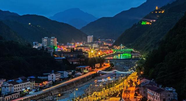 沉浸式夜游！汉中这里的斑斓夜色分分钟撩到你~