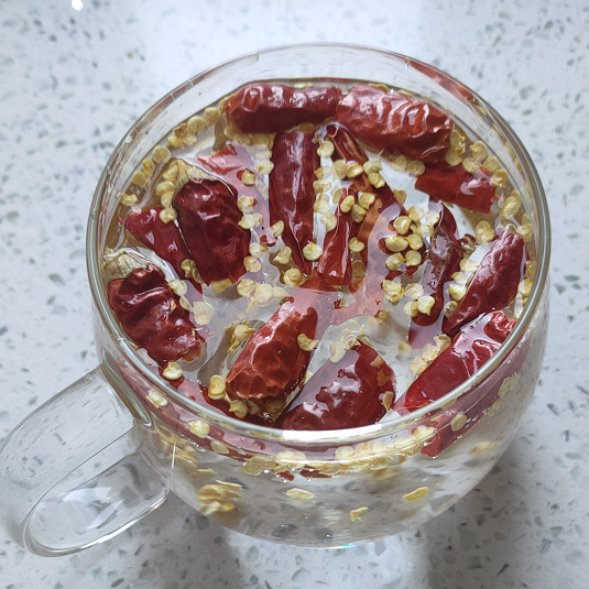 怎么制作辣椒水，怎么制作辣椒水视频（辣椒水能杀虫吗）