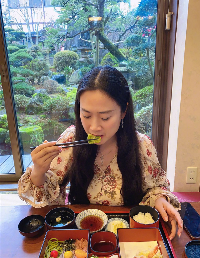 芙蓉姐姐整容前照片，芙蓉姐整容了吗（从扮丑网红到亿万富婆）