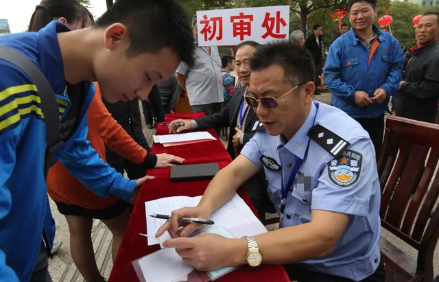 公务员政审三代是指哪三代，父亲进过监狱但我过了政审了（建议取消政审“查三代”）