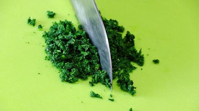 荠菜香菇羹怎么做，遇到路边这种野菜别手软