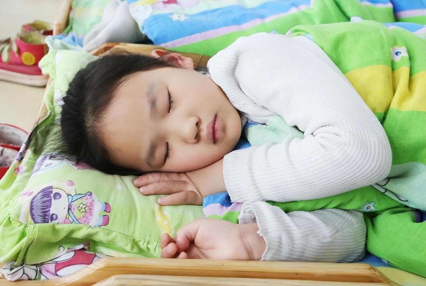 出牙期宝宝睡觉不安稳会持续多久，出牙期频繁夜醒会持续多久（进入“出牙期”的宝宝）