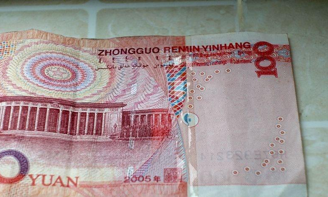 去银行换烂钱需要带什么(老人一辈子的人民币被老鼠啃得面目全非)