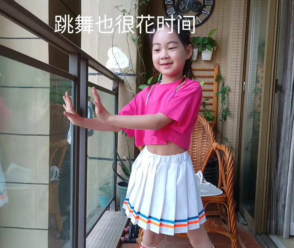 孩子一年级给她报了书法、钢琴、主持和英语四个班，感觉都必须学，可是孩子很辛苦该怎么办？