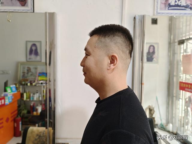 现在最流行的男发型，8款时尚洋气的男士发型（2023最火最具人气的四种男士发型）