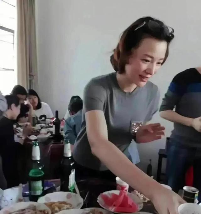 女主持人董卿近况，49岁董卿回农村吃席