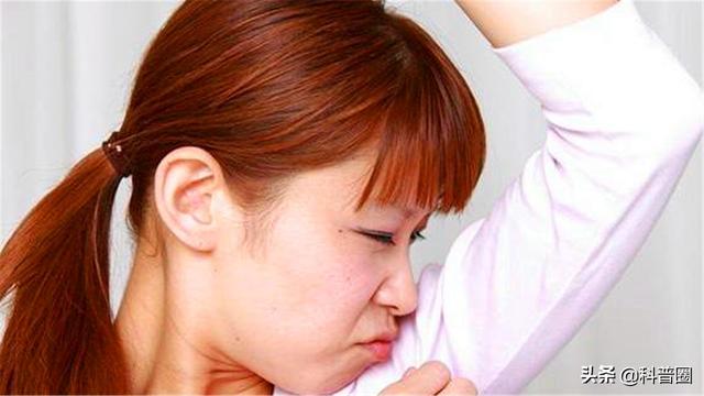狐臭是怎么引起的，女生狐臭是怎么引起的（科学证实：有狐臭正常）