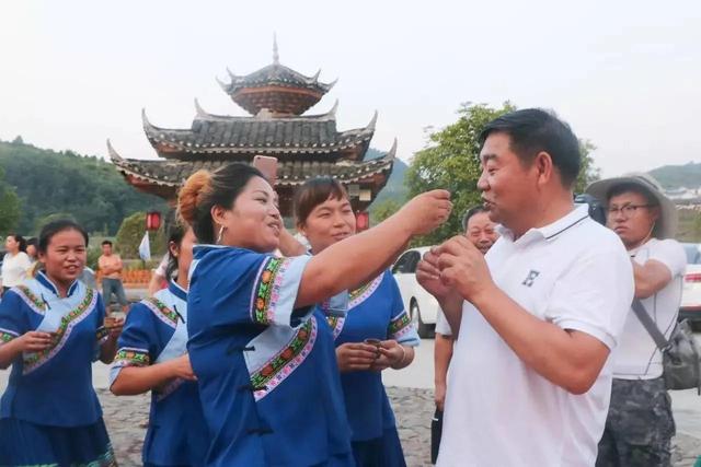 五十六个民族特色介绍，中国的56个民族介绍（五十六支民族，五十六个民俗）