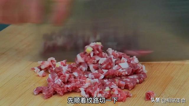 羊肉饺子馅怎么调好吃，纯羊肉水饺如何调馅好吃（记住2放3不放技巧）