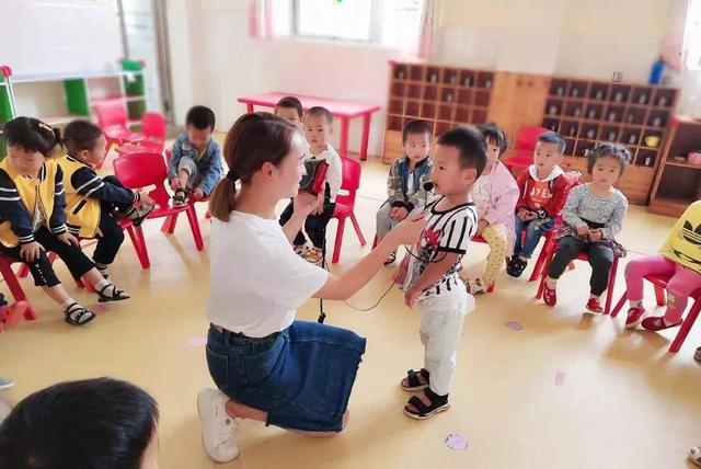 幼师一个月多少钱，幼师一个月最多工资是多少（幼师每月工资还不到2000）