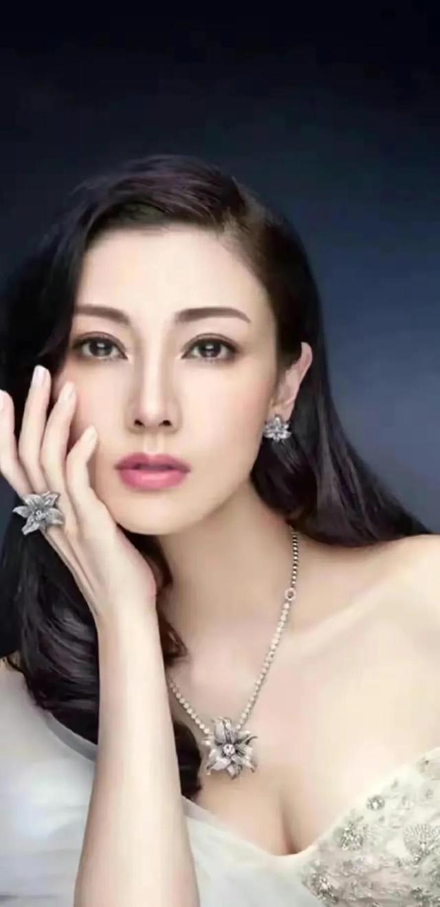 李嘉欣年轻颜值巅峰，李嘉欣惊鸿美图（李嘉欣性感写真照）