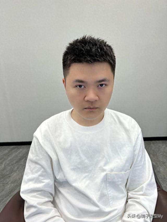 现在最流行的男发型，现在男生最流行什么发型（2023最火的4种男士发型）