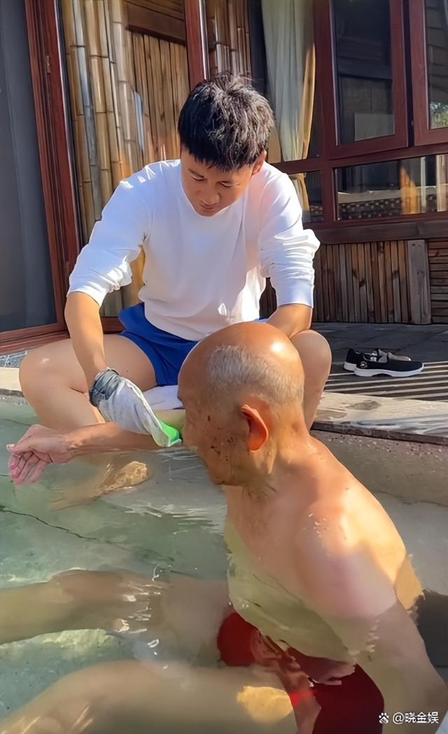 歌手徐子崴简介，平日里不仅给爷爷亲手搓澡还亲自给爷爷剃头