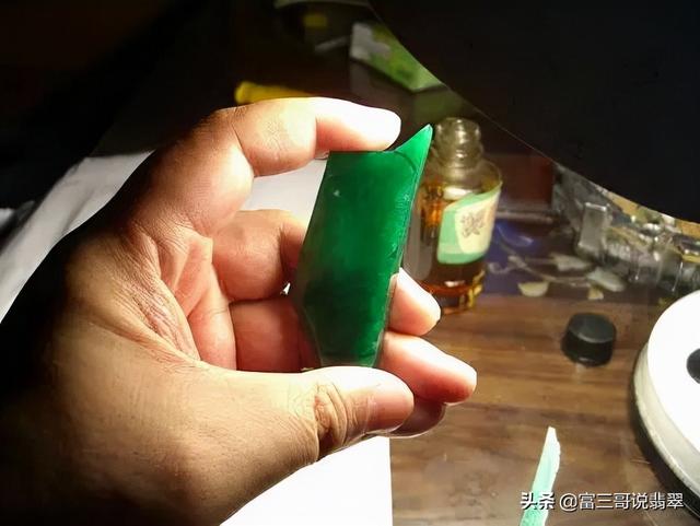 翡翠原石切割技巧，翡翠原石切（翡翠原石怎么切最合理）