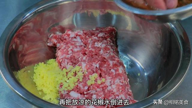 羊肉饺子馅怎么调好吃，纯羊肉水饺如何调馅好吃（记住2放3不放技巧）