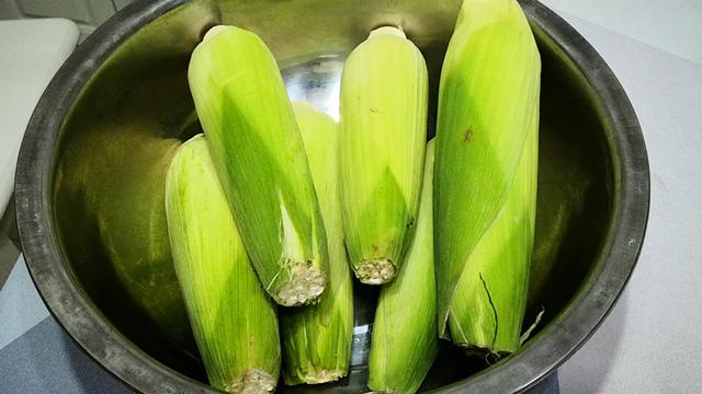 煮玉米棒子怎么做，煮玉米棒的做法（直接加清水煮就“废了”）