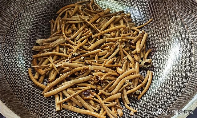 干茶树菇怎么吃，干茶树菇可以怎么吃（教你在家做干锅茶树菇）
