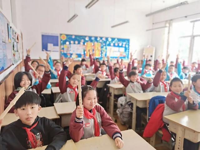 六孔竖笛入门教程，如何学竖笛（山东省青岛市城阳长城路小学竖笛课程开课啦）
