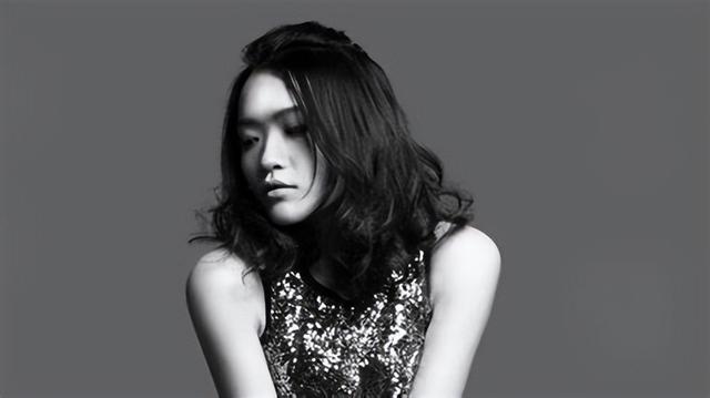 乌龙闯情关主题曲，抖音最火100首歌曲（歌红人不红的9位歌手）